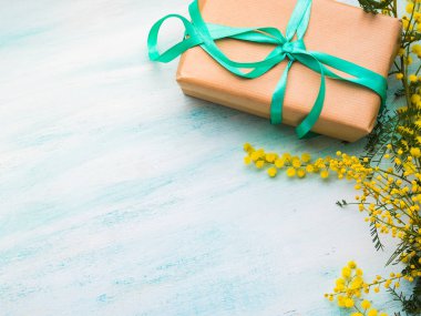 Kadının günü tebrik kartı Mimoza ve hediye kutusu