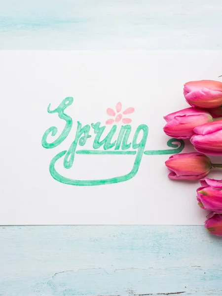 Tulipas bonitas e palavra Primavera em letras verdes — Fotografia de Stock