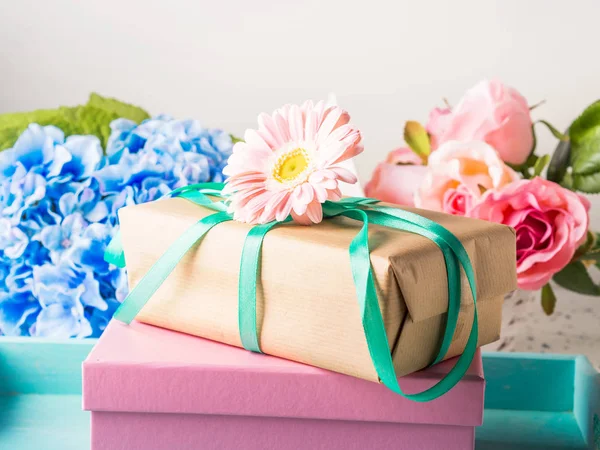 Cajas de regalo apiladas con flores. Colores pastel — Foto de Stock