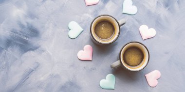 İki kahve fincanı, gök mavisi kumaş kalpler