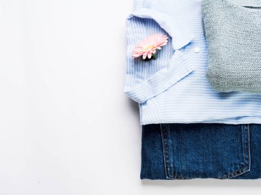 Bayan giyim üzerine beyaz katlanmış. Moda düz yatıyordu