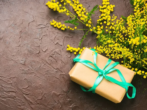 Womans dnia tło z mimosa i gift box — Zdjęcie stockowe