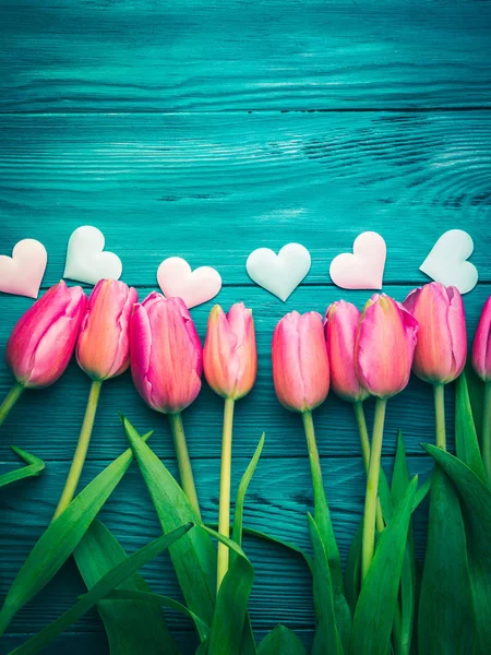 Hermosos tulipanes y corazones. Día de San Valentín — Foto de Stock