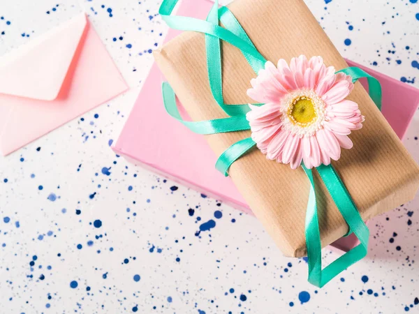 Çiçekli yığılmış hediye kutuları. Pastel renkler — Stok fotoğraf