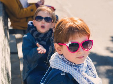 Küçük komik erkek ve kız açık havada