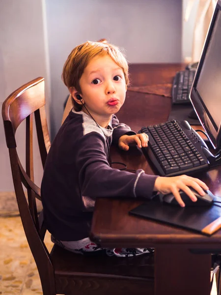Милый Маленький Блондин Играющий Компьютер Наушниками Смешное Выражение — стоковое фото