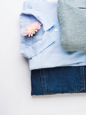 Bayan giyim üzerine beyaz katlanmış. Moda düz yatıyordu