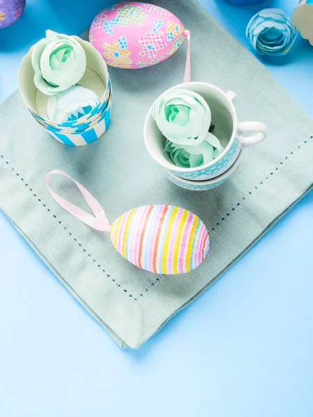 Fondo concepto Pascua con pastel y huevos — Foto de Stock