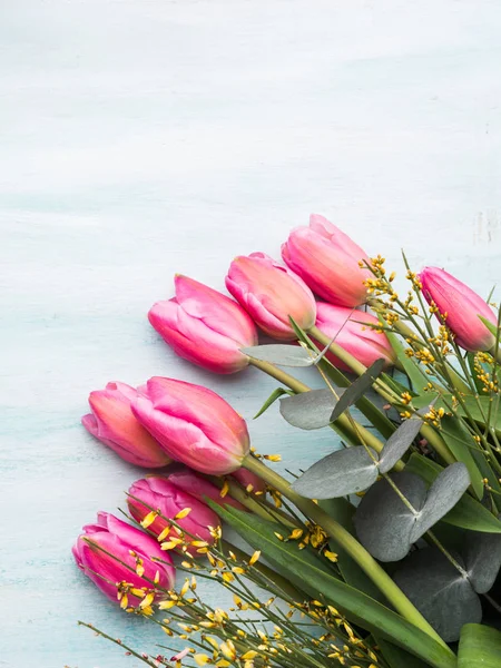 Hermosos tulipanes sobre fondo verde pastel — Foto de Stock