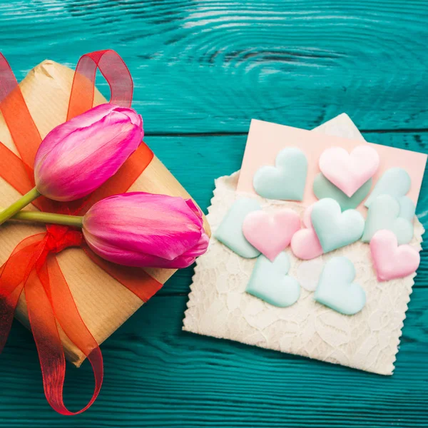 Подарункова коробка з тюльпани і серця. День Святого Валентина — стокове фото