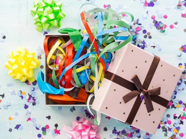 Відкрита подарункова коробка з вечірніми стримерами та конфетті — стокове фото