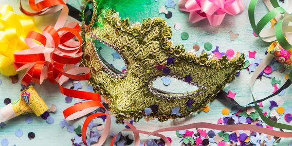 Karnevalové masky a párty výzdoba, konfety — Stock fotografie