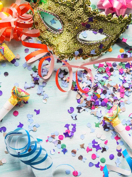 Карнавальная маска и праздничный декор, конфетти — стоковое фото