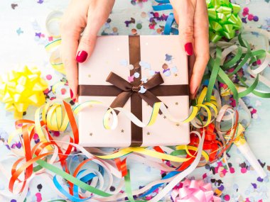 Hediyelik kutu yukarıda flamalar ve konfeti elinde