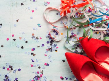 Parti sembolleri düz kırmızı ayakkabı ile yatıyordu