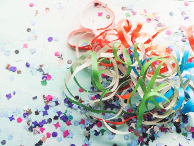 Parti flama ve konfeti ile ahşap arka plan