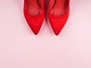 Kırmızı kadın ayakkabılarıyla tek renkli arkaplan