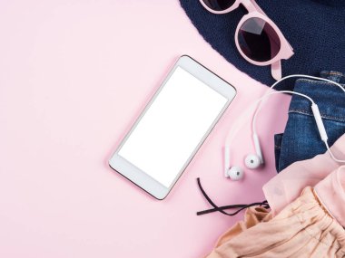 Pembe yazlık giysiler ile ekranda hareket eden telefon