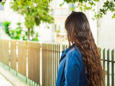 Genç kadın açık havada ile geri döndü