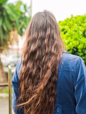 Genç kadın açık havada ile geri döndü