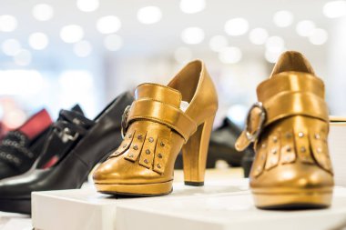 Bir hızlı moda mağazasında Highheeled ayak bileği botları