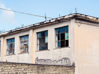 Kırık penceresi olan eski grunge terk edilmiş ev