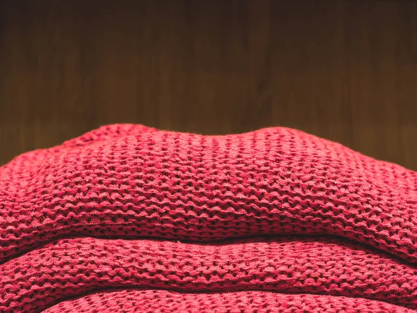 Купка рожевих светрів в модному магазині — стокове фото