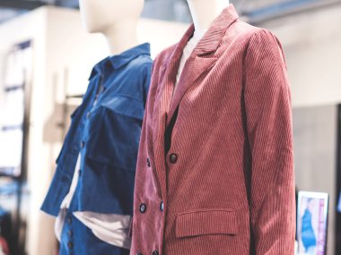 Beyaz mankenler ceket giyiyor