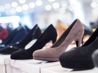 Satır topuklu bir hızlı moda mağazası