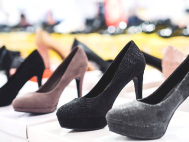 Satır topuklu bir hızlı moda mağazası