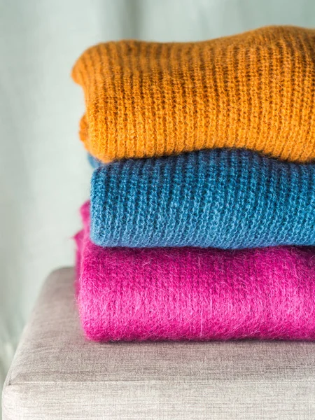 Montón de suéteres de lana de color — Foto de Stock