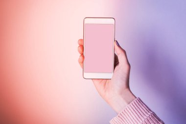 Pembe ve mor cep telefonu ekranlı el
