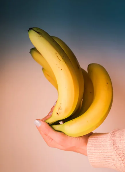 Une bande de bananes dans la main des femmes. Couleur — Photo