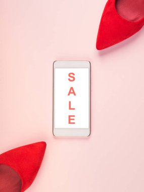 Tek renkli arka plan kırmızı pompa topuklu. Satılık