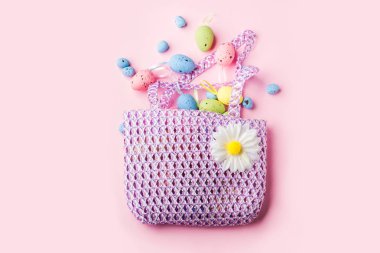 Dekor Paskalya yumurtalarını pembe çanta düz