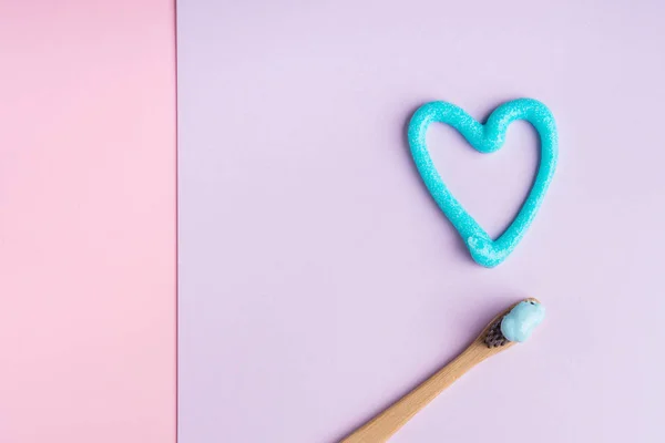 Toothbrush and toothpaste heart — Stock Photo, Image