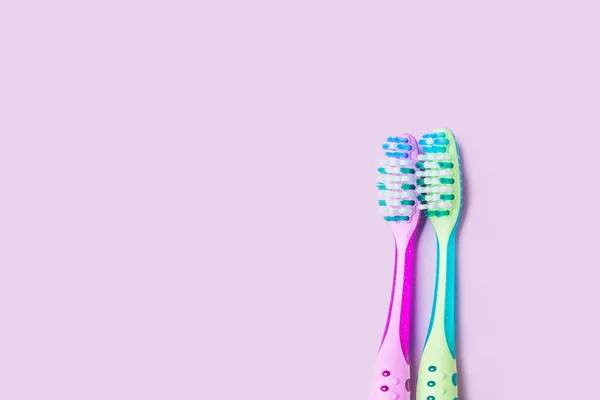 Two toothbrushes for a couple on pastel purple — Stock Photo, Image