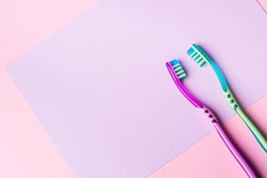 Birkaç açık pembe için iki diş fırçaları