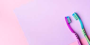 Birkaç açık pembe için iki diş fırçaları