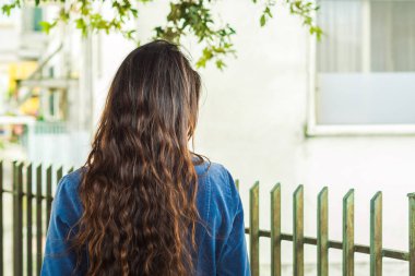 Genç kadın açık havada ile geri döndü