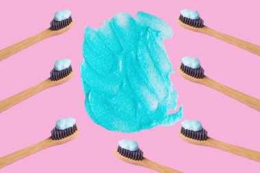 Pembe üzerinde diş macunu ile diş fırçaları çerçeve