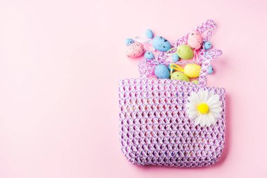 Dekor Paskalya yumurtalarını pembe çanta düz