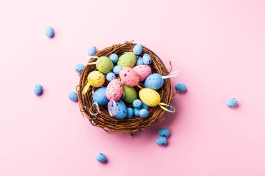 Pembe arka plan dekor Paskalya yumurta