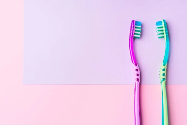 Two toothbrushes for a couple on pink — Stock Photo, Image