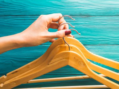 Yeşil üzerinde kıyafet olmayan ahşap askılar