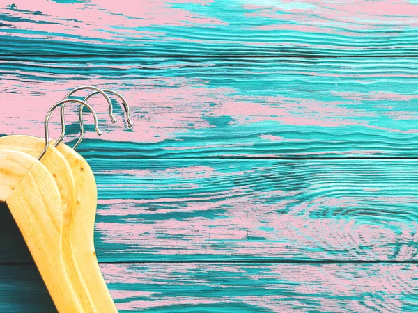 Yeşil üzerinde kıyafet olmayan ahşap askılar