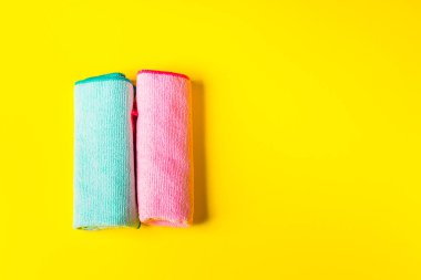 Parlak sarı renkli mikrofiber kumaşlar