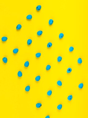 Parlak sarı mavi yumurta. Paskalya deseni