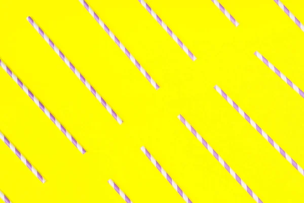 Pajitas de papel morado sobre fondo de color amarillo . — Foto de Stock