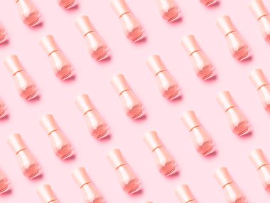 Pembe monokrom üzerinde çıplak çivi cilası deseni